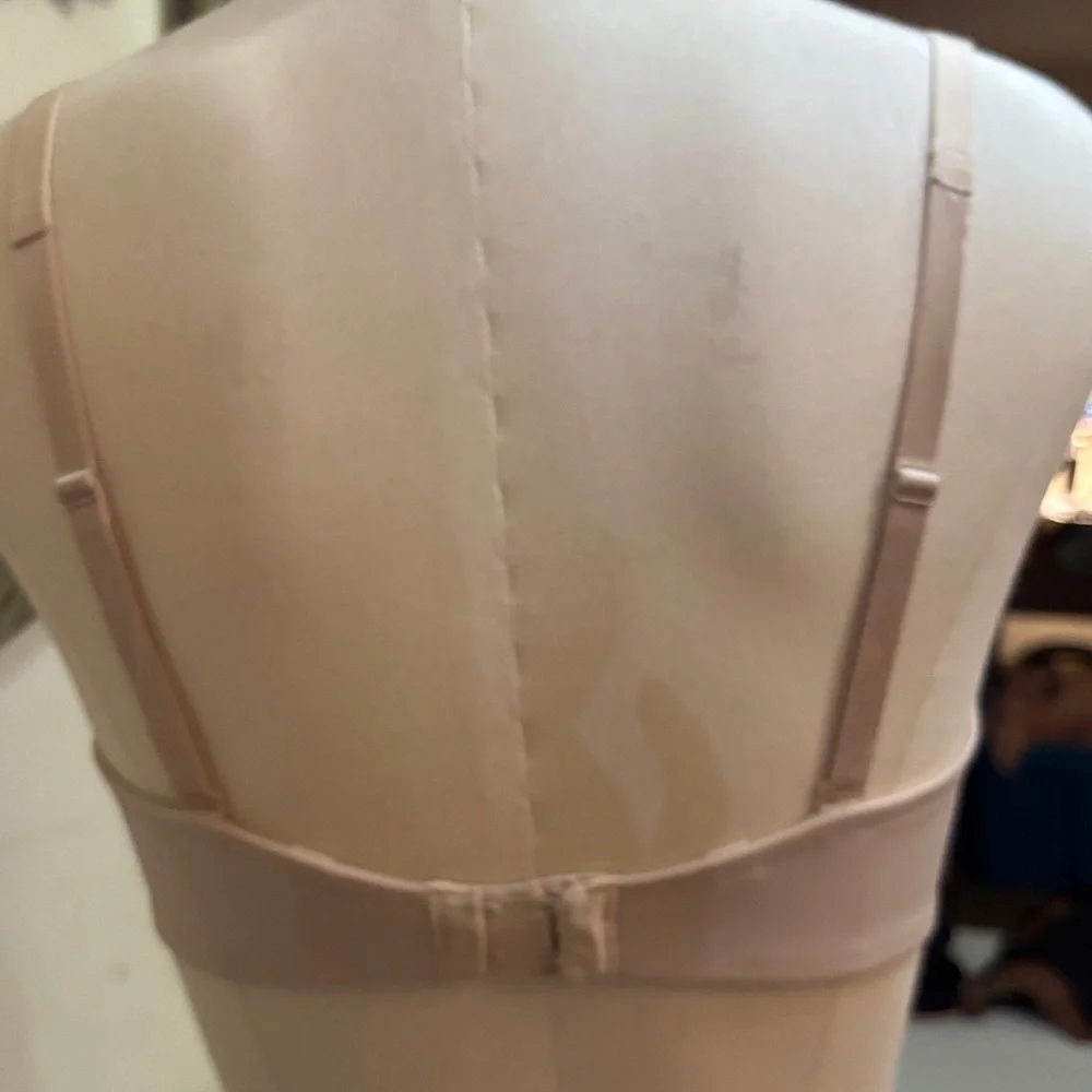 Seamless, adjustable Wacoal Bra - Picture 2 of 4